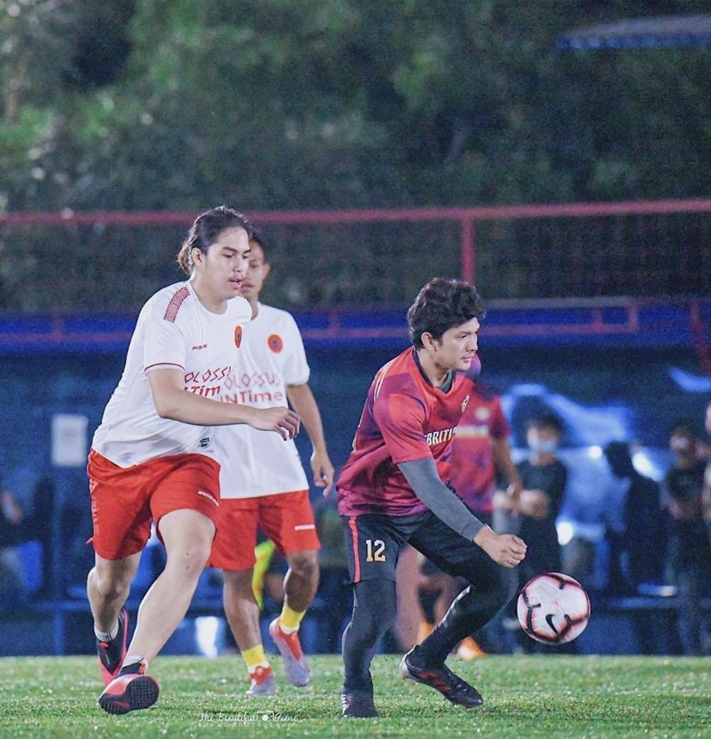 Bermandikan Keringat, 10 Pose Macho dan Atletis El Rumi saat Main Bola