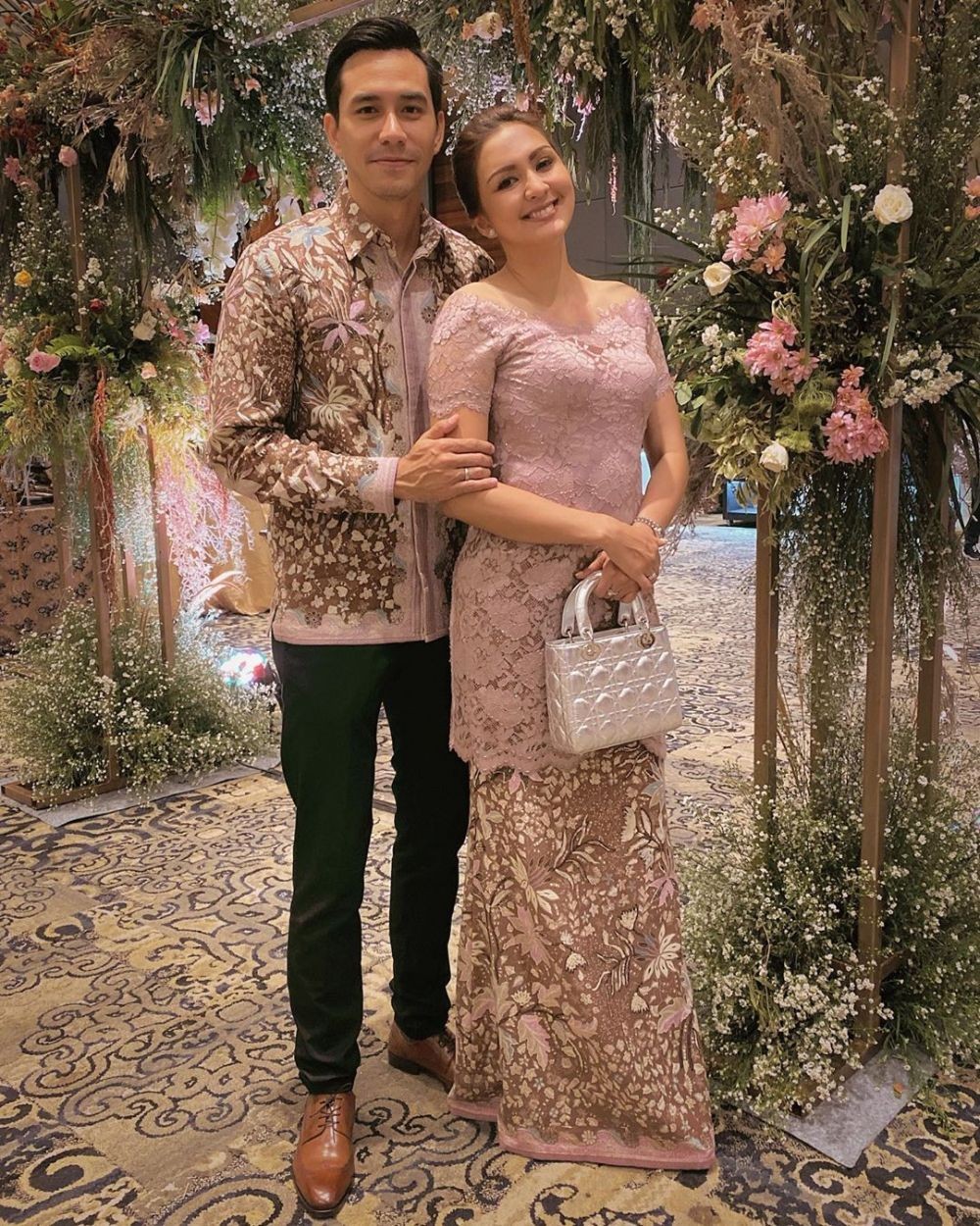 Serasi Sekali! 9 Gaya OOTD Kebaya Pasangan Artis Indonesia