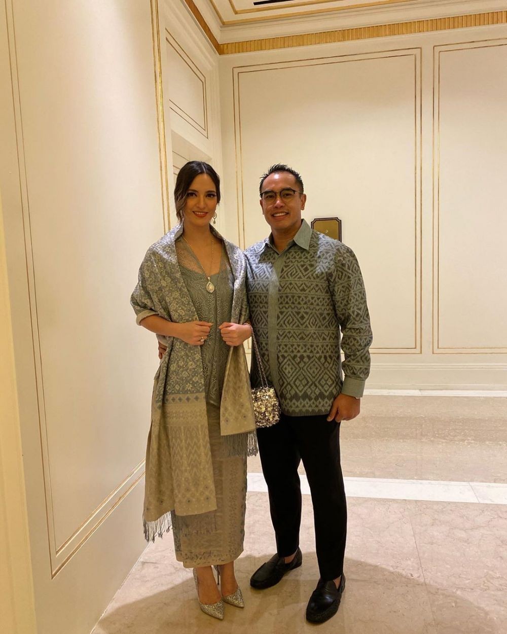 Serasi Sekali! 9 Gaya OOTD Kebaya Pasangan Artis Indonesia
