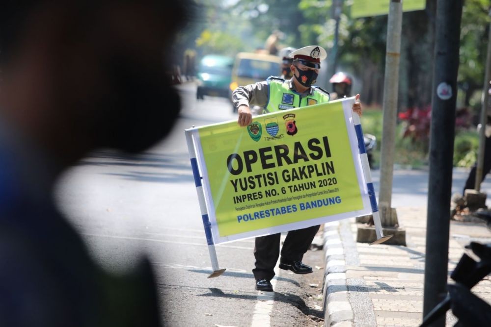 AKB Diperketat, Srikandi Diskar PB Semprot Disinfektan di Kota Bandung
