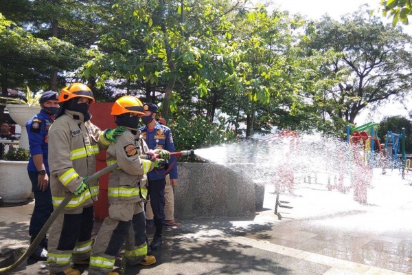 AKB Diperketat, Srikandi Diskar PB Semprot Disinfektan di Kota Bandung