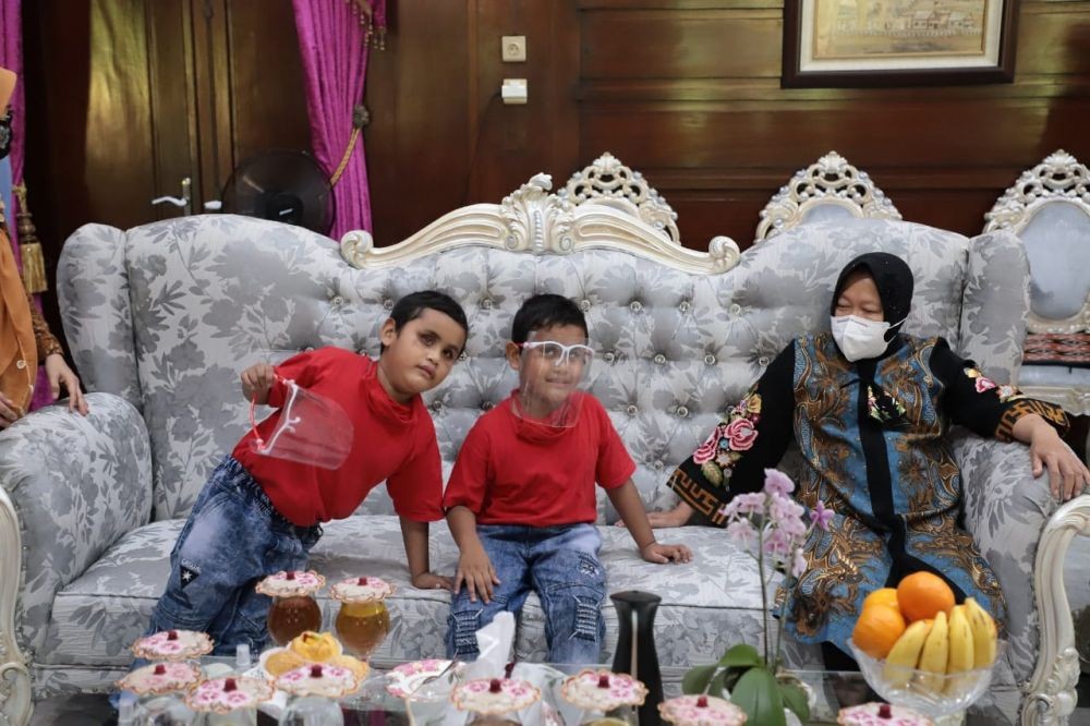 Dikunjungi Bocah Kembar Hafiz Tunanetra, Risma Beri Hadiah Pengobatan
