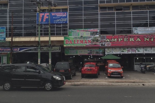 Nyeleneh dan Curi Perhatian, 10 Spanduk Warung Makan Ini Kocak Banget