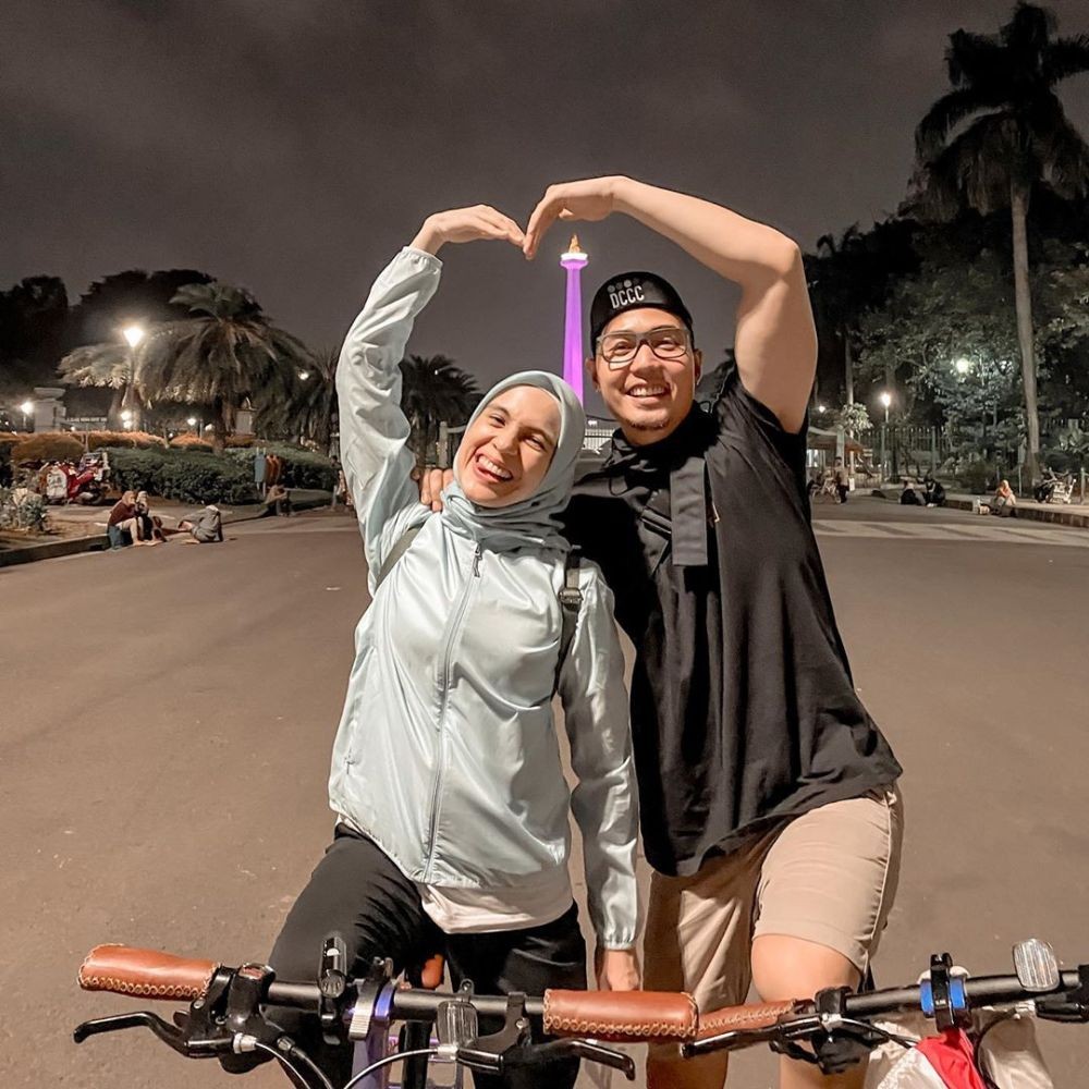 Sudah Punya Anak, 13 Pasangan Artis Ini Masih Kayak ABG Pacaran Lho!