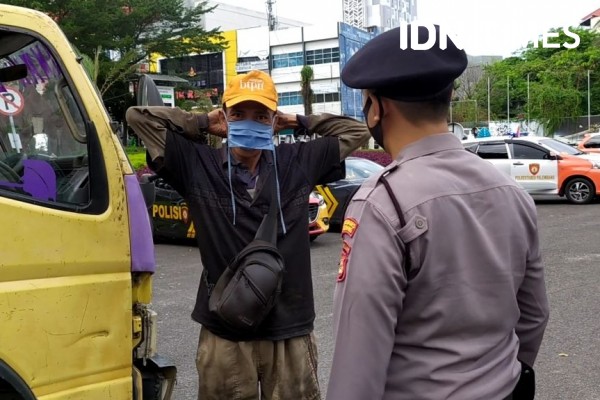 Lepas Masker karena Pengap, Warga di Palembang Ini Disuruh Push Up