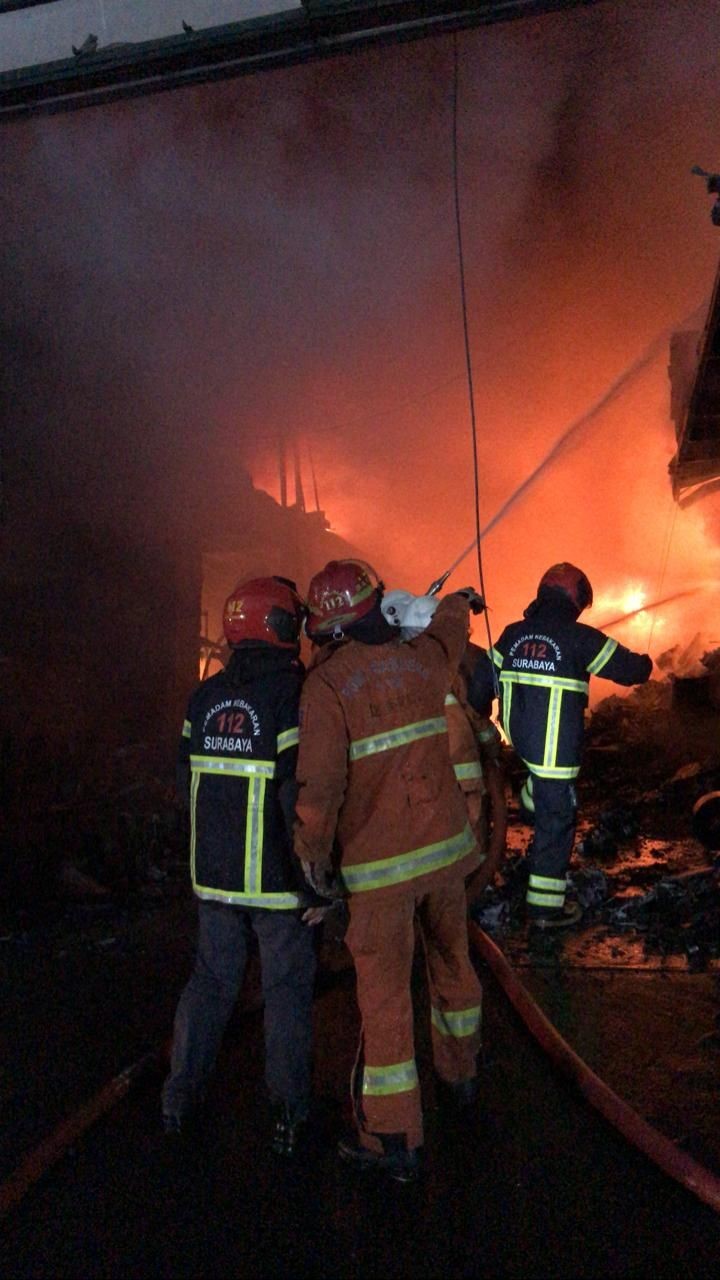 Gudang Mesin Jahit Terbakar, Tiga Petugas Pemadam Jadi Korban