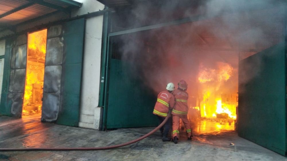 Gudang Mesin Jahit Terbakar, Tiga Petugas Pemadam Jadi Korban