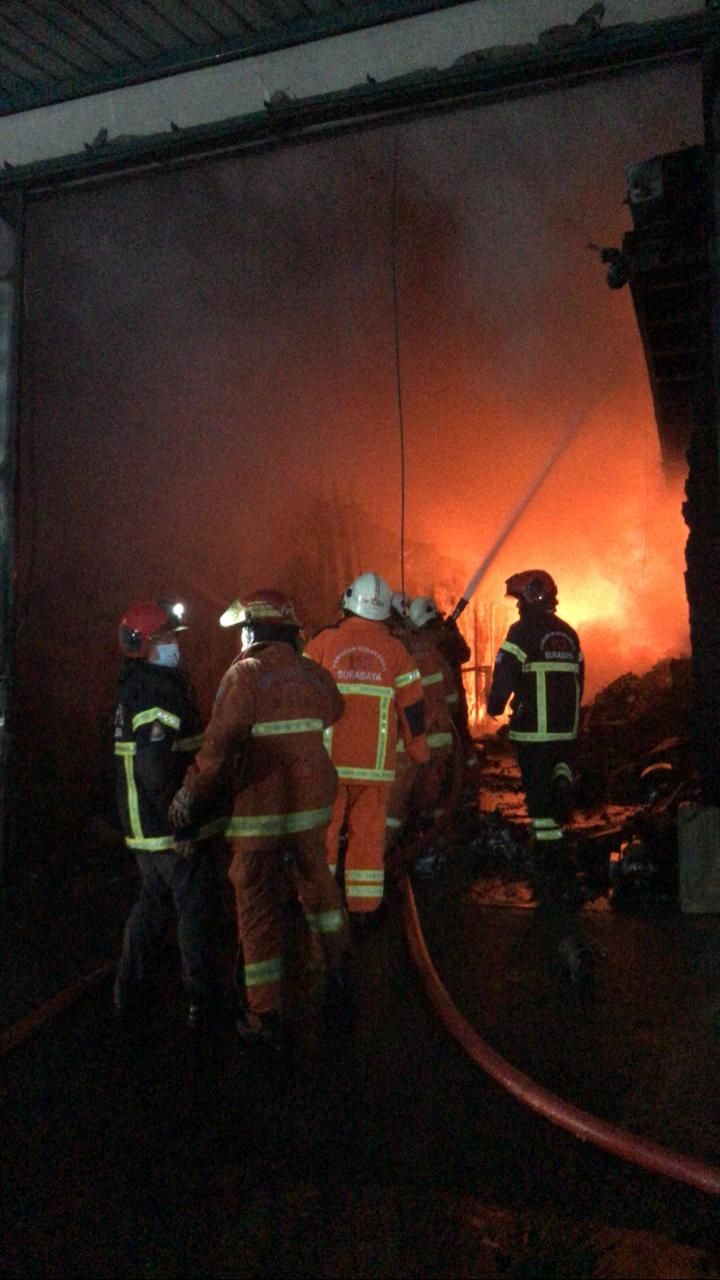 Kebakaran Pasar Wage, 10 Unit Damkar Berjibaku Padamkan Amukan Api