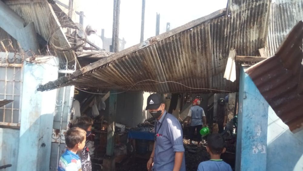 Kebakaran Hanguskan 35 Rumah di Makassar, 1 Petugas Damkar Terluka