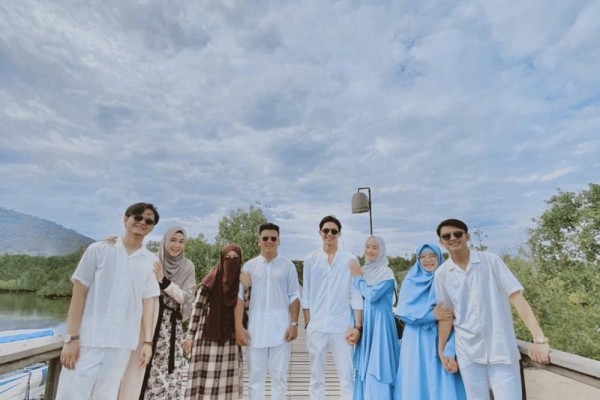 Pacaran Setelah Halal! 10 Potret Pasangan Hijrah saat Kencan Bareng
