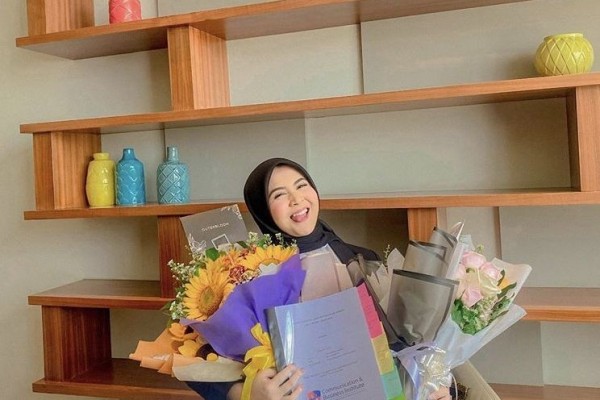10 Momen Sidang Skripsi Virtual Kesha Ratuliu, Sah Jadi Sarjana!