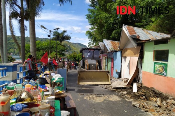 Pedagang Akhirnya Mengalah, Ratusan Kios di Parapat Dibongkar