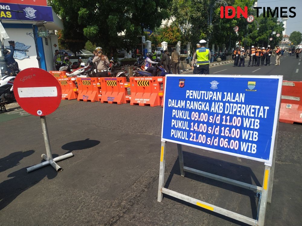Buka Tutup Jalan di Bandung Diperpanjang, Pedagang Makin Merugi