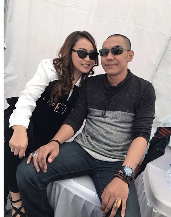 10 Potret Intim Mpok Alpa Bersama Suami yang Gak Terekspos