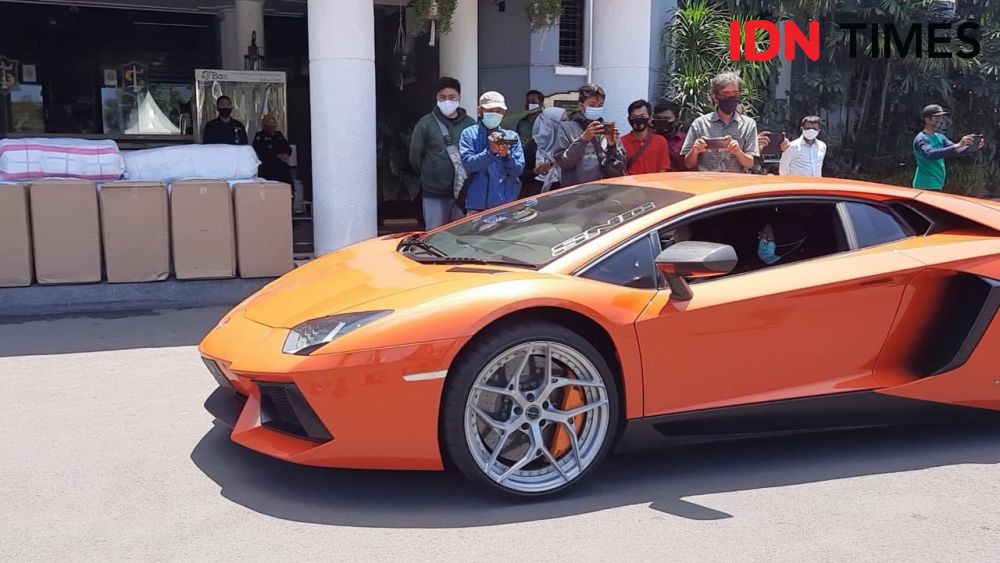 Serunya Pengalaman Pertama Risma Naik Mobil Lamborghini