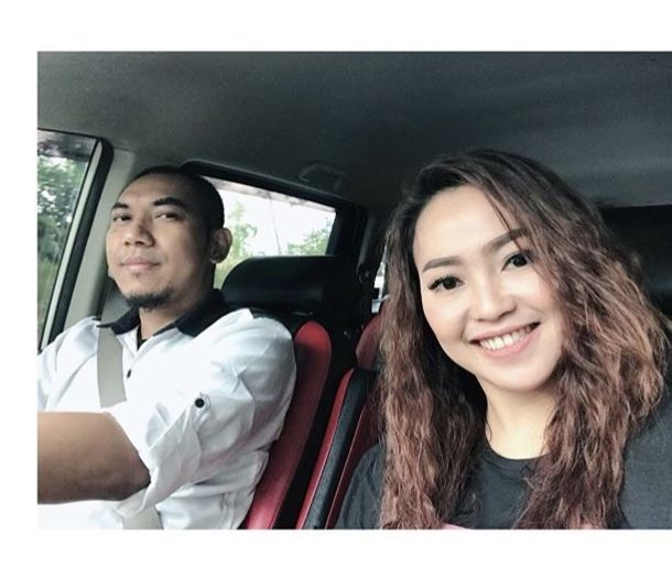 10 Potret Intim Mpok Alpa Bersama Suami yang Gak Terekspos