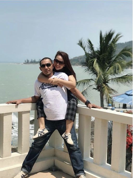 10 Potret Intim Mpok Alpa Bersama Suami yang Gak Terekspos