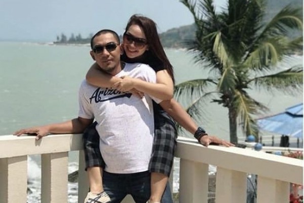 10 Potret Intim Mpok Alpa Bersama Suami yang Gak Terekspos
