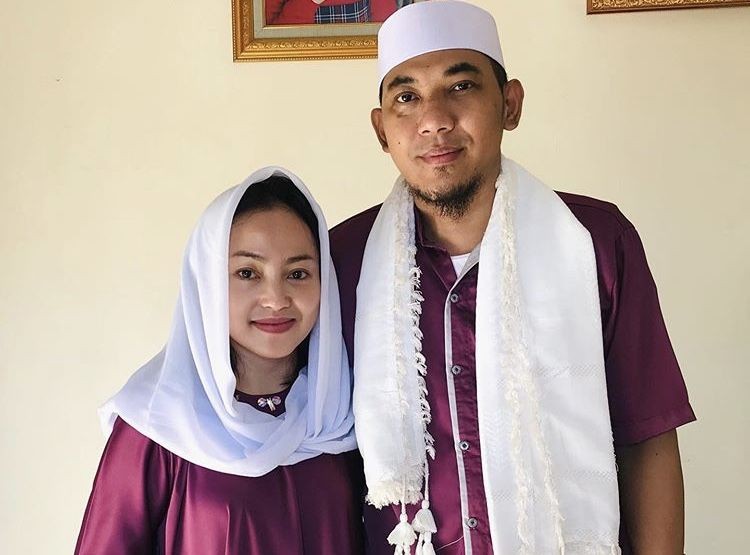 10 Potret Intim Mpok Alpa Bersama Suami yang Gak Terekspos