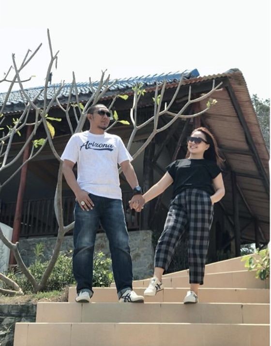 10 Potret Intim Mpok Alpa Bersama Suami yang Gak Terekspos