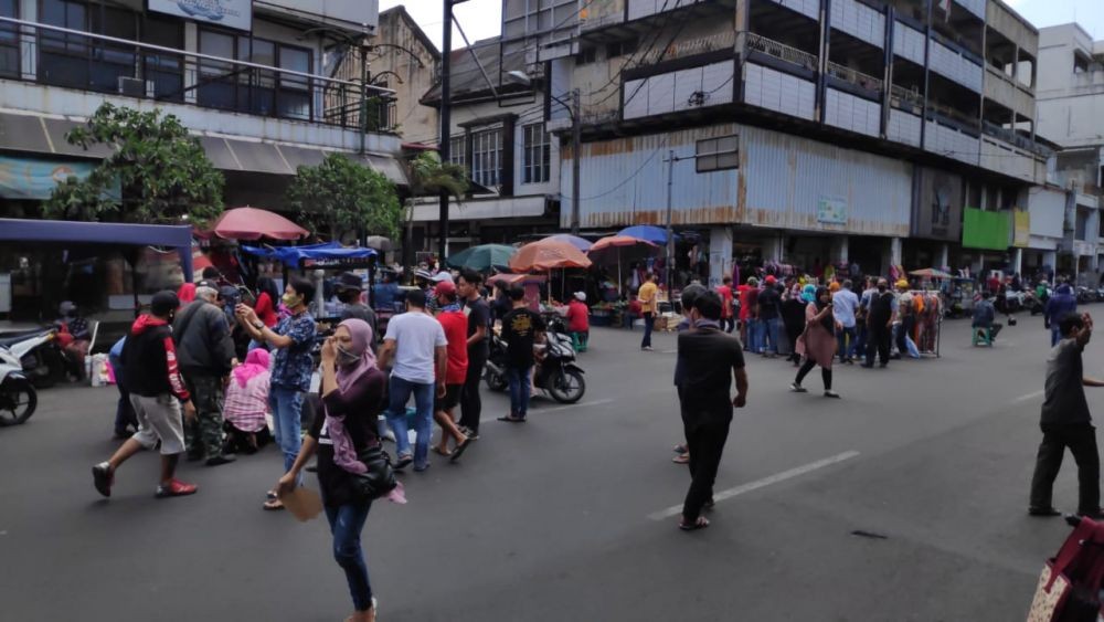 Viral Emak-emak Botram di Jalan Otista Kota Bandung yang Ditutup