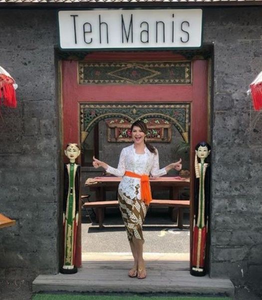 10 Potret Artis Indonesia Pakai Kebaya Bali, Semakin Anggun
