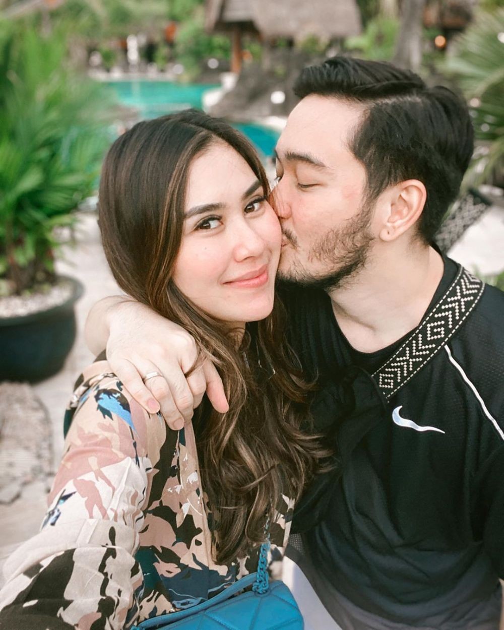 Jodoh Gak Bisa Ditebak, 10 Artis Ini Menikah dengan Saudara Seleb