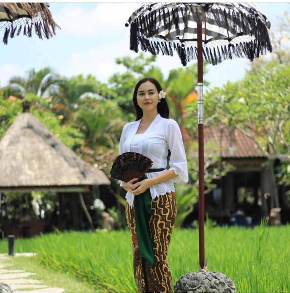 10 Potret Artis Indonesia Pakai Kebaya Bali, Semakin Anggun
