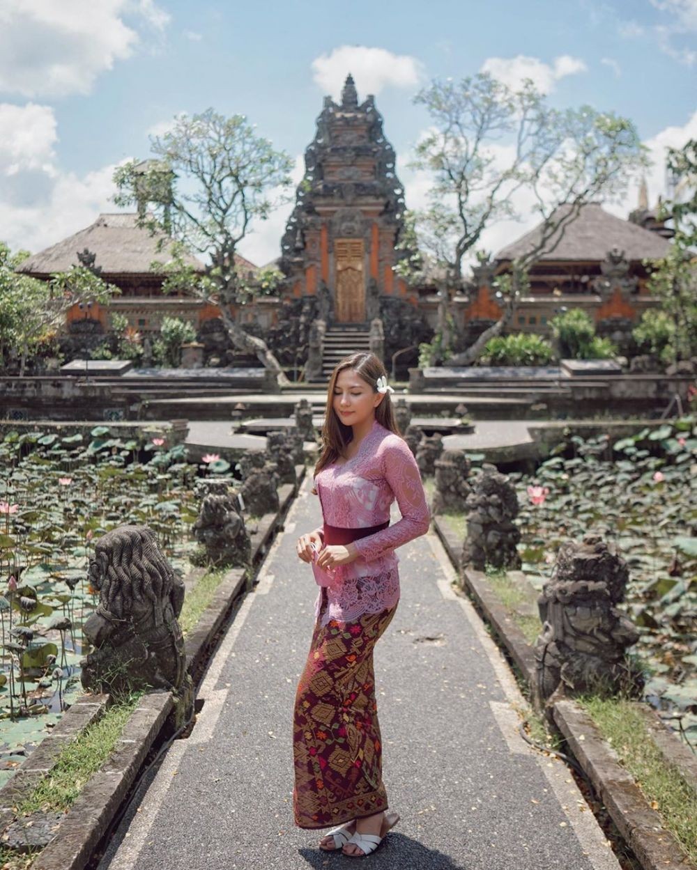 10 Potret Artis Indonesia Pakai Kebaya Bali, Semakin Anggun