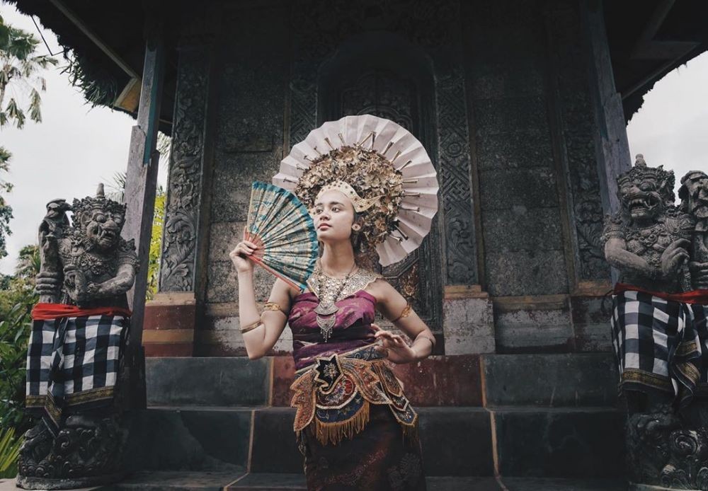 10 Potret Artis Indonesia Pakai Kebaya Bali, Semakin Anggun