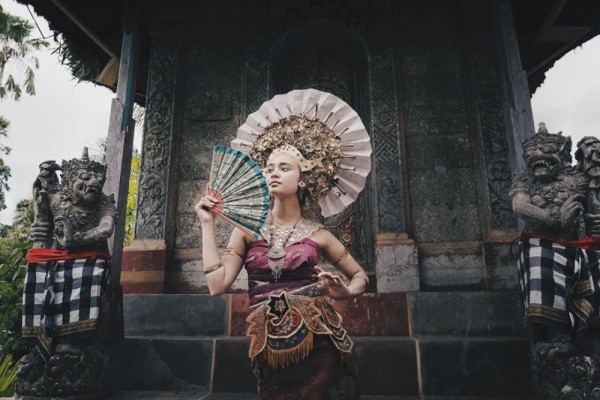 10 Potret Artis Indonesia Pakai Kebaya Bali, Semakin Anggun