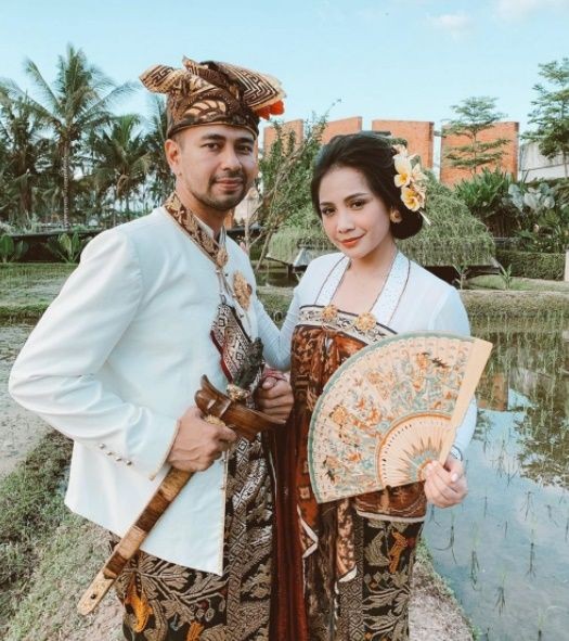 10 Potret Artis Indonesia Pakai Kebaya Bali, Semakin Anggun
