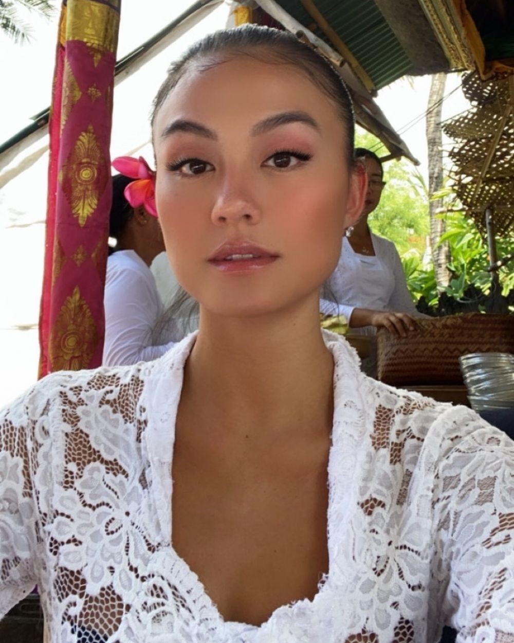 10 Potret Artis Indonesia Pakai Kebaya Bali, Semakin Anggun