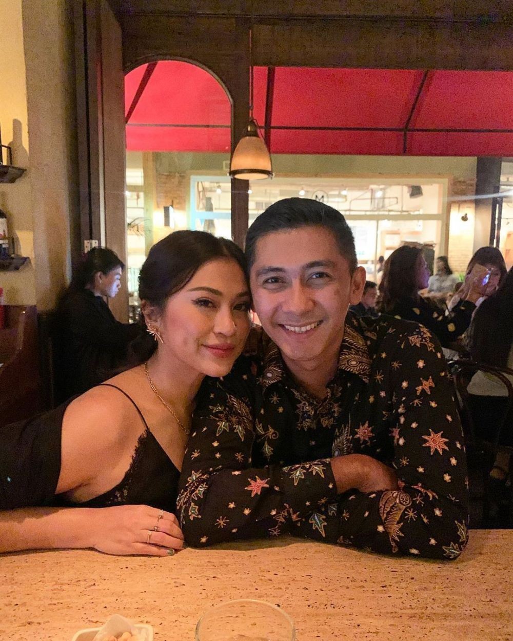 Jodoh Gak Bisa Ditebak, 10 Artis Ini Menikah dengan Saudara Seleb