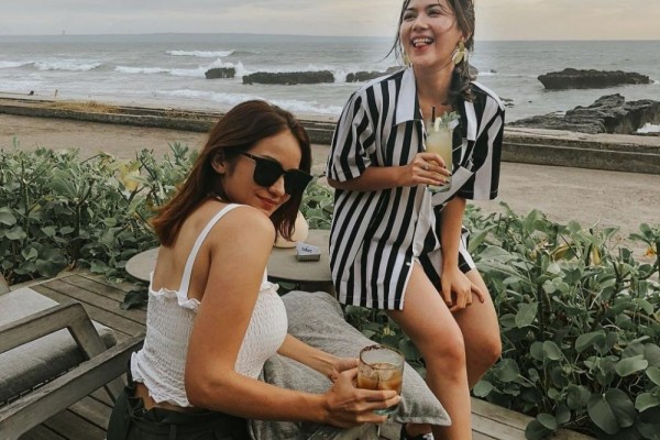 Sama-sama Fashionable, Adu Gaya Liburan Jessica Mila Vs Enzy Storia