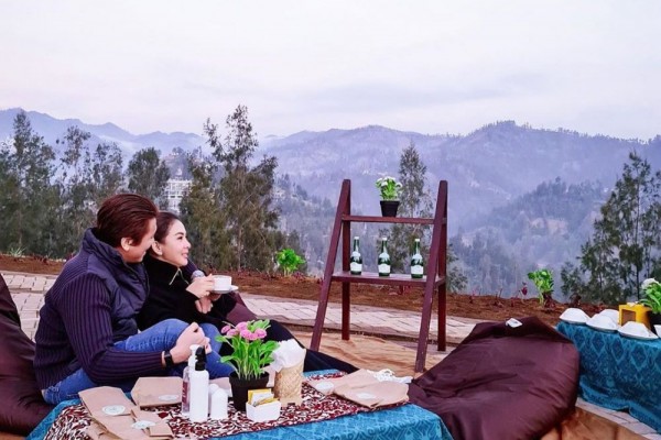 Liburan ke Bromo, 10 Potret Romantis Syahrini dan Reino Barack