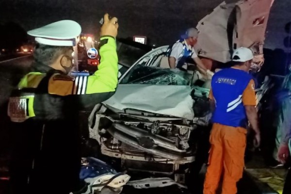 Kecelakaan Maut di Tol Sumo, 3 Nyawa Melayang Usai Innova Tabrak Truk