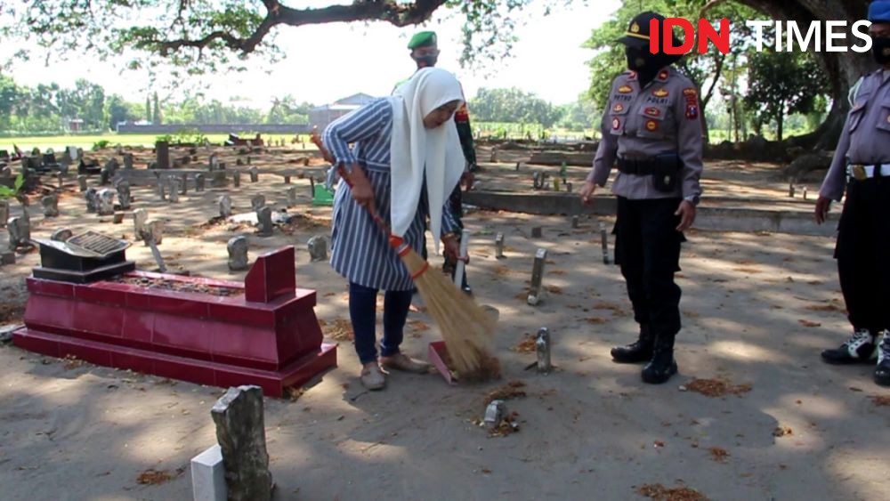 Tak Pakai Masker, 14 Warga Jombang Dihukum Bersihkan Kuburan