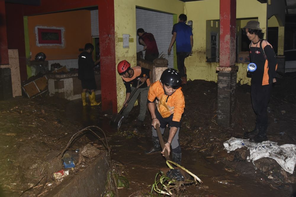 Tim SAR Temukan 2 Korban Hanyut saat Banjir Bandang Sukabumi