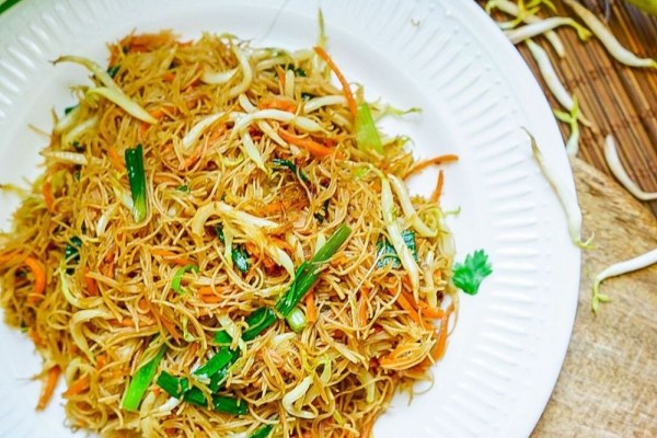 Resep Mudah Bikin Bihun Goreng Tomyam buat Makan Malam Enak