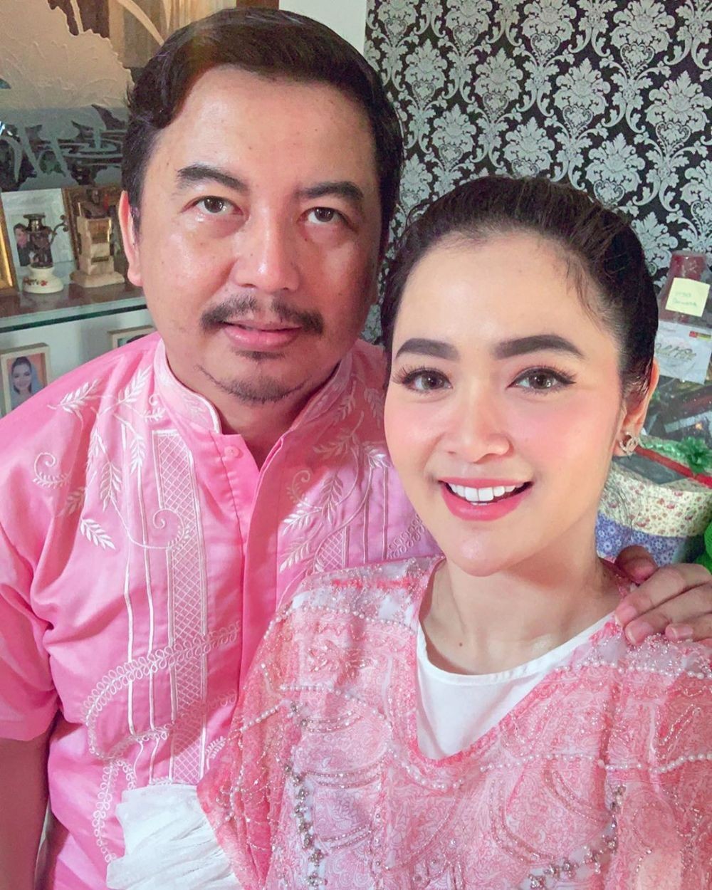 Romantisnya Bikin Baper, 10 Potret Komedian Wanita dengan Pasangan