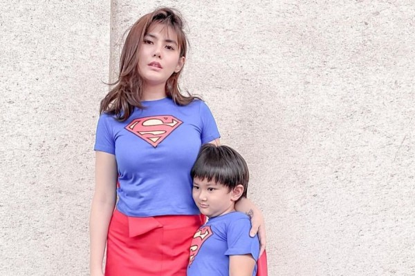 10 Potret Melting Kedekatan Mama Hits Angela Lee dan Anak, Ibu Idaman