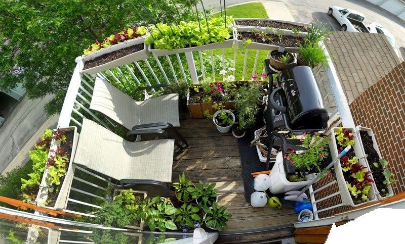 Nyaman Banget! Ini 12 Inspirasi Dekorasi Balkon untuk Rumah Mungil