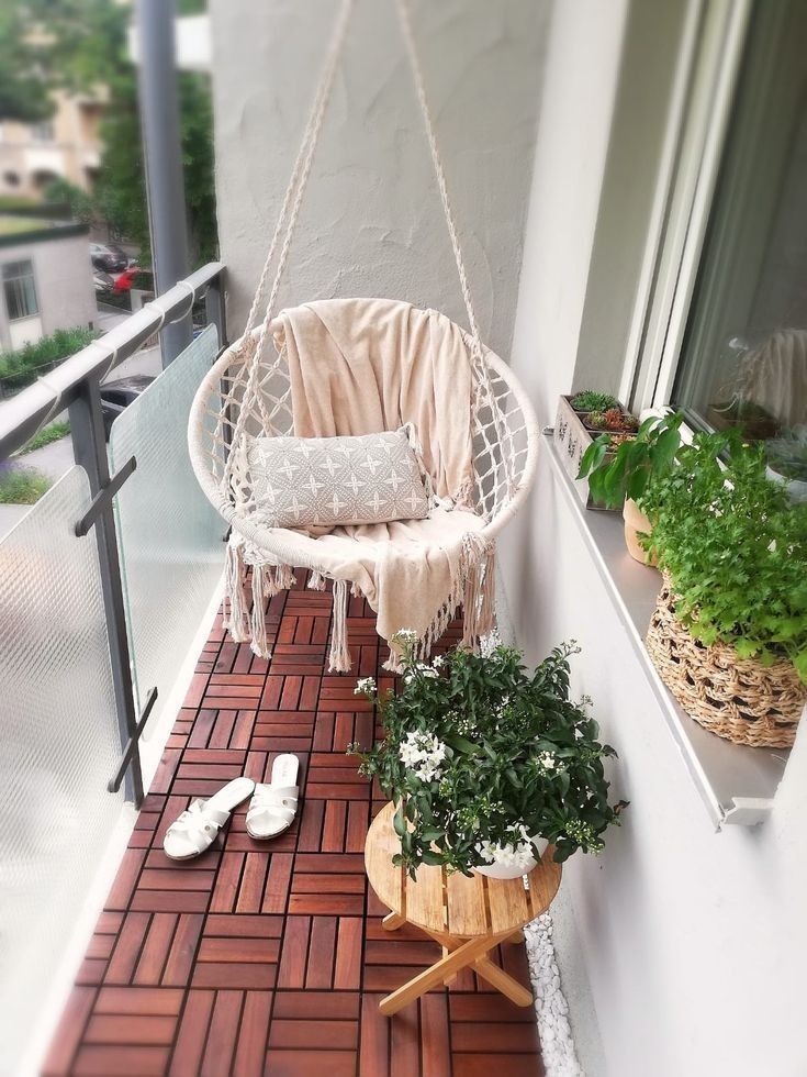 Nyaman Banget! Ini 12 Inspirasi Dekorasi Balkon untuk Rumah Mungil