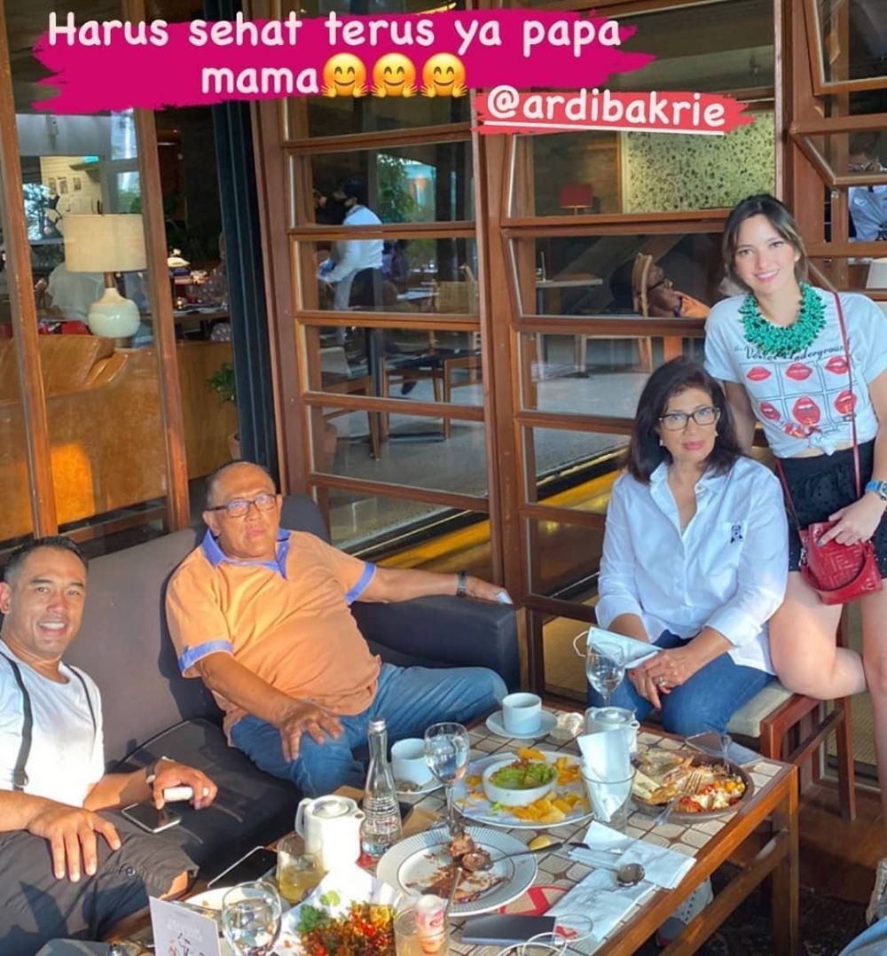 10 Adu Gaya Nia Ramadhani dan Ibu Mertua yang Simpel, namun Glamor