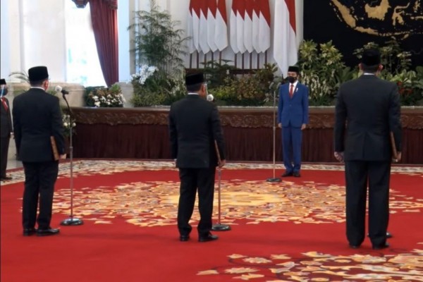 Jokowi Lantik Orang Dekat Luhut Sebagai Ketua Dewan Komisioner LPS
