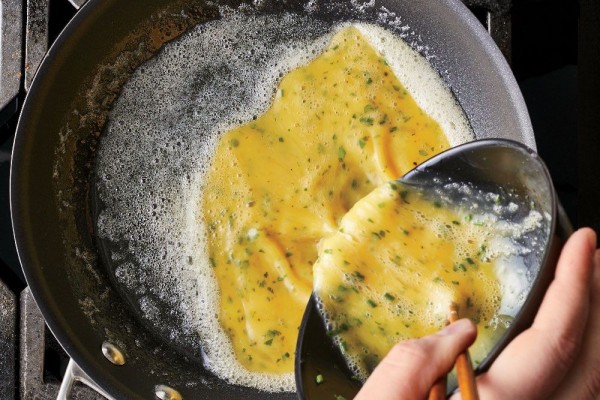 10 Trik Memasak Telur Dadar yang Enak dan Menggugah Selera