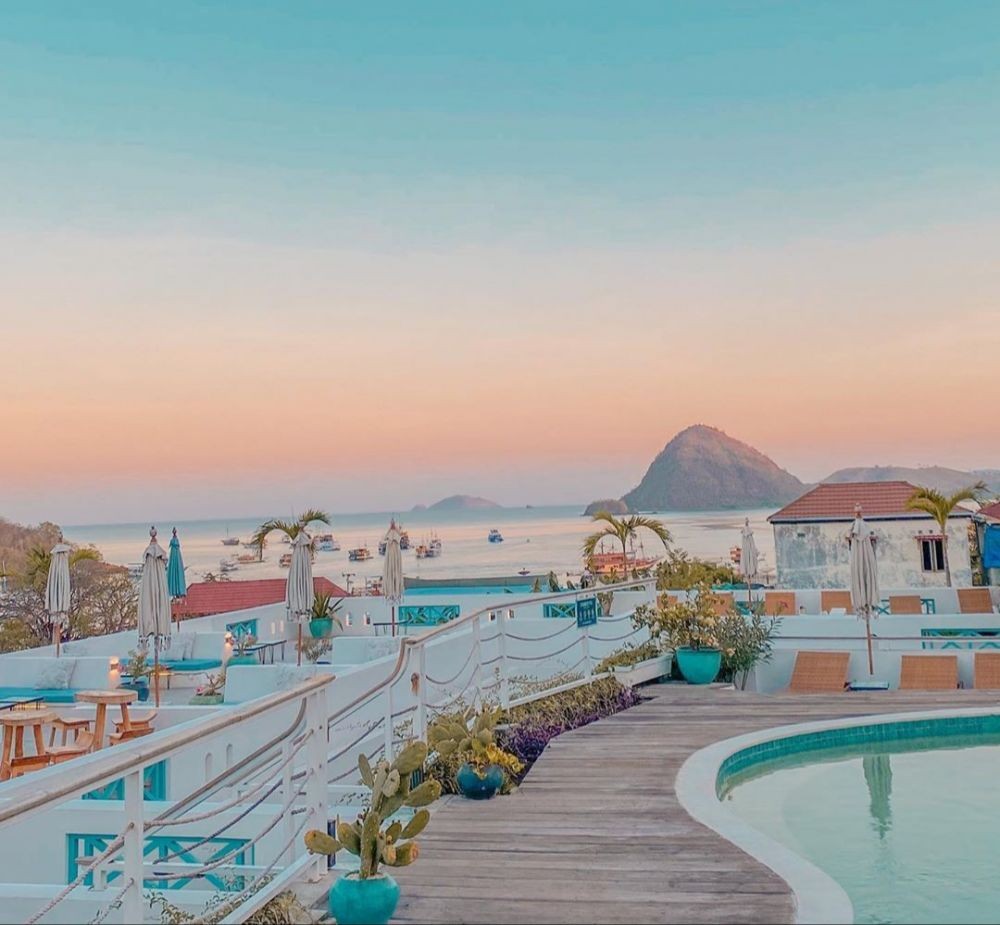 10 Hotel Unik di Indonesia yang Bertema Santorini, Epik Banget!