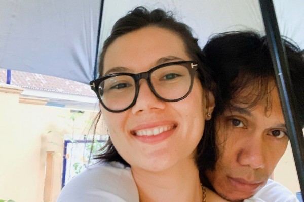 Jarang Tersorot, Potret Mesra Eross dan Istri di 11 Tahun Pernikahan