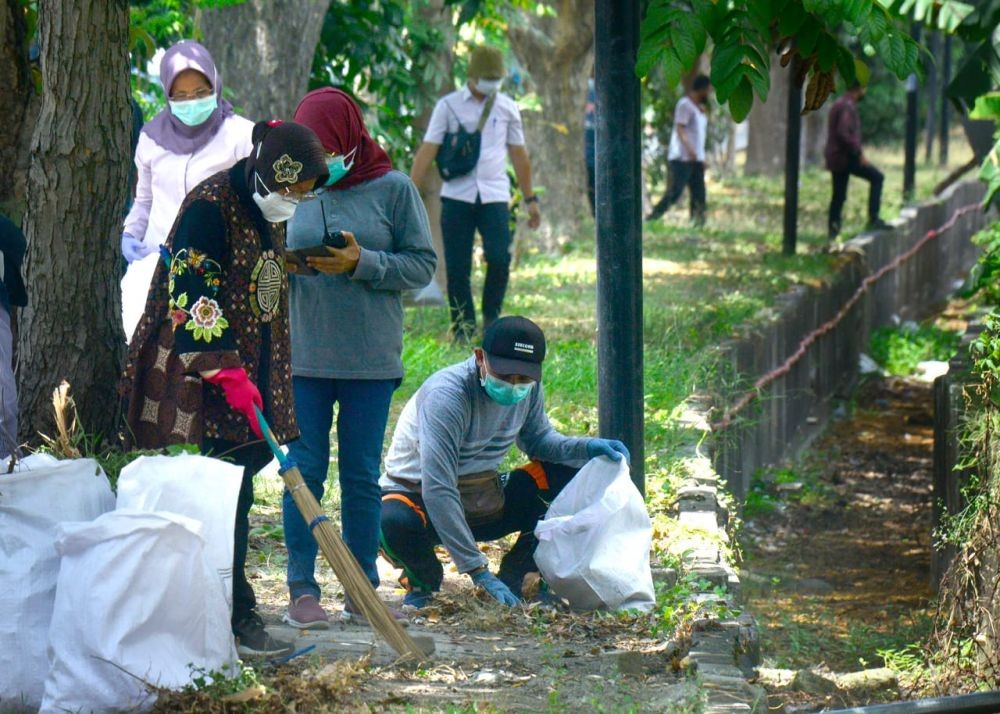 Jelang Musim Hujan, Risma Bersihkan Saluran Air di Surabaya